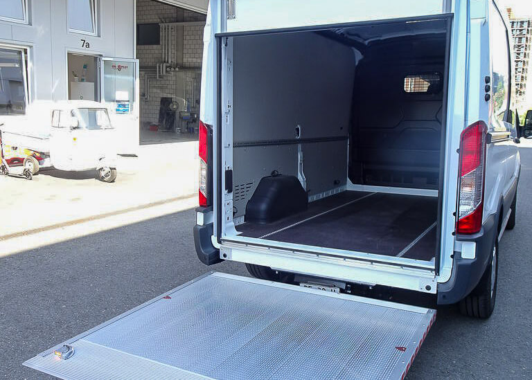 Fahrzeugbau Hebebühne Lieferwagen weiss